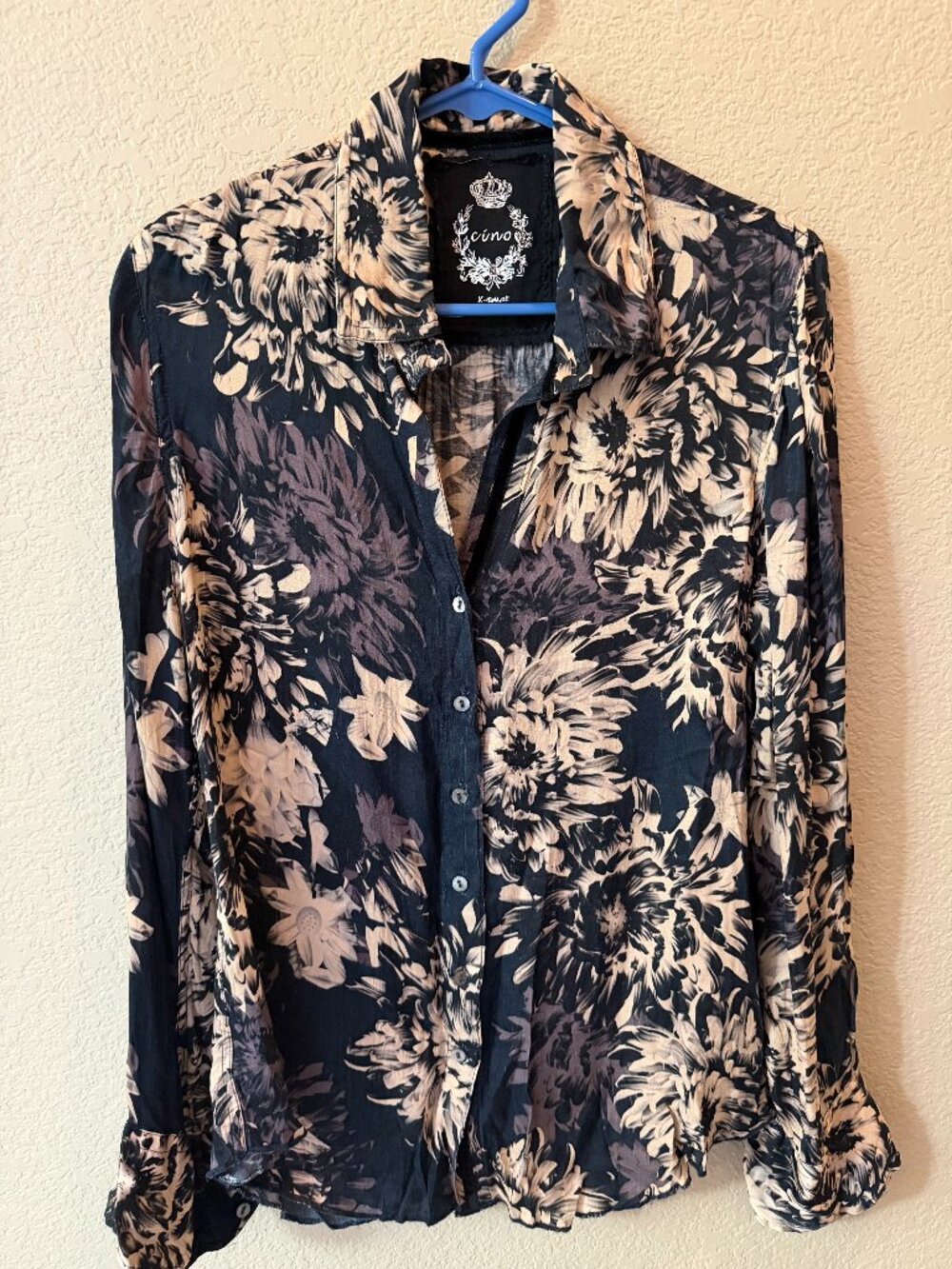 C'ino Xsmall black and cream floral blouse